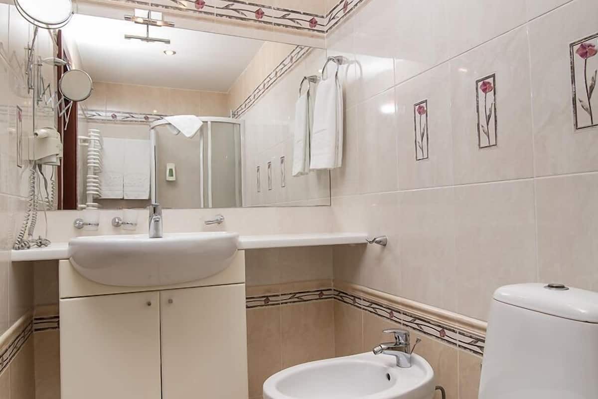 single room | bathroom | free toiletries, hair dryer, bathrobes, slippers
