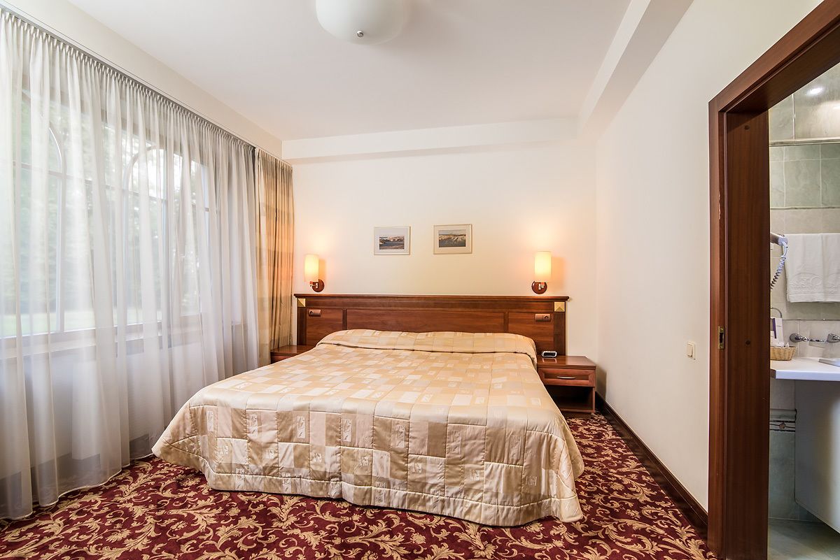 suite, 1 bedroom | in-room safe, desk, iron/ironing board, free cots/infant beds