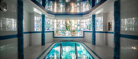 Una piscina techada, una piscina al aire libre de temporada