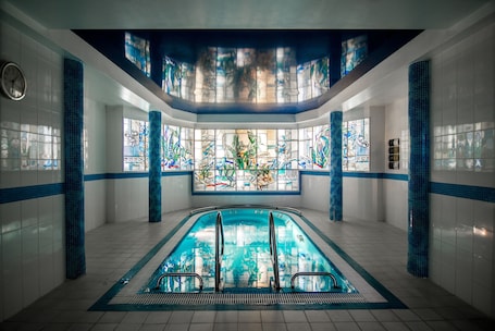 Una piscina techada, una piscina al aire libre de temporada