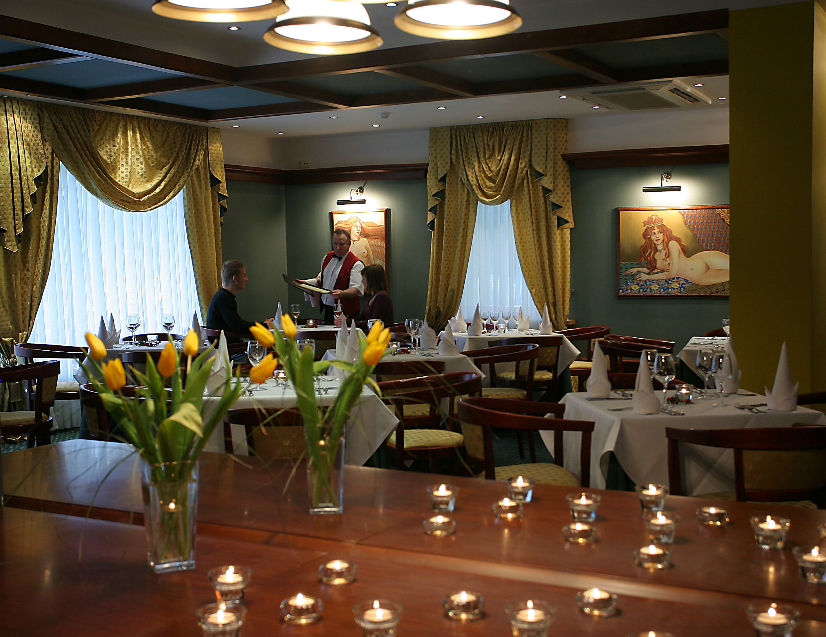 breakfast, lunch, dinner served; international cuisine