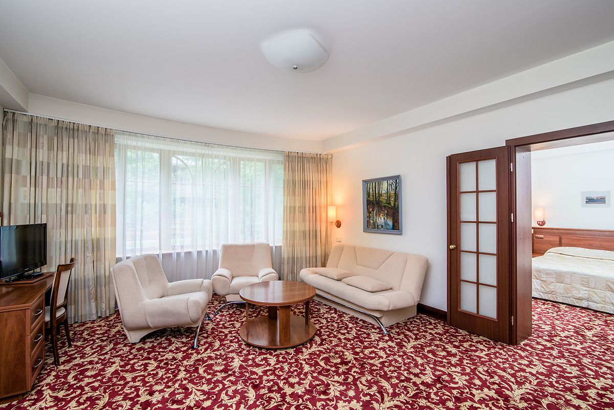 suite, 1 bedroom | living room | lcd tv