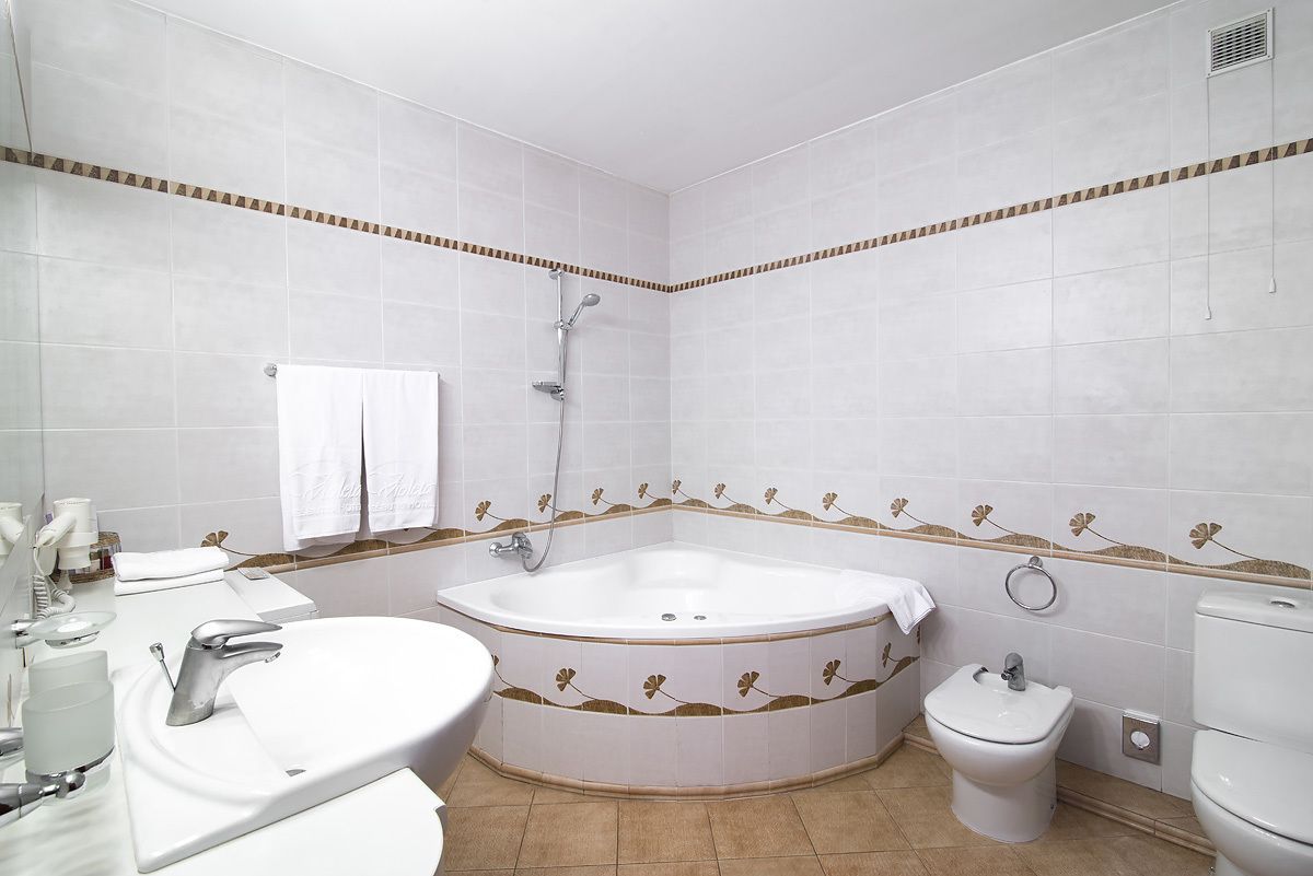 apartment, 2 bedrooms | bathroom | free toiletries, hair dryer, bathrobes, slippers