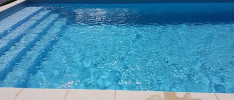Piscine extérieure (ouverte en saison), parasols de plage