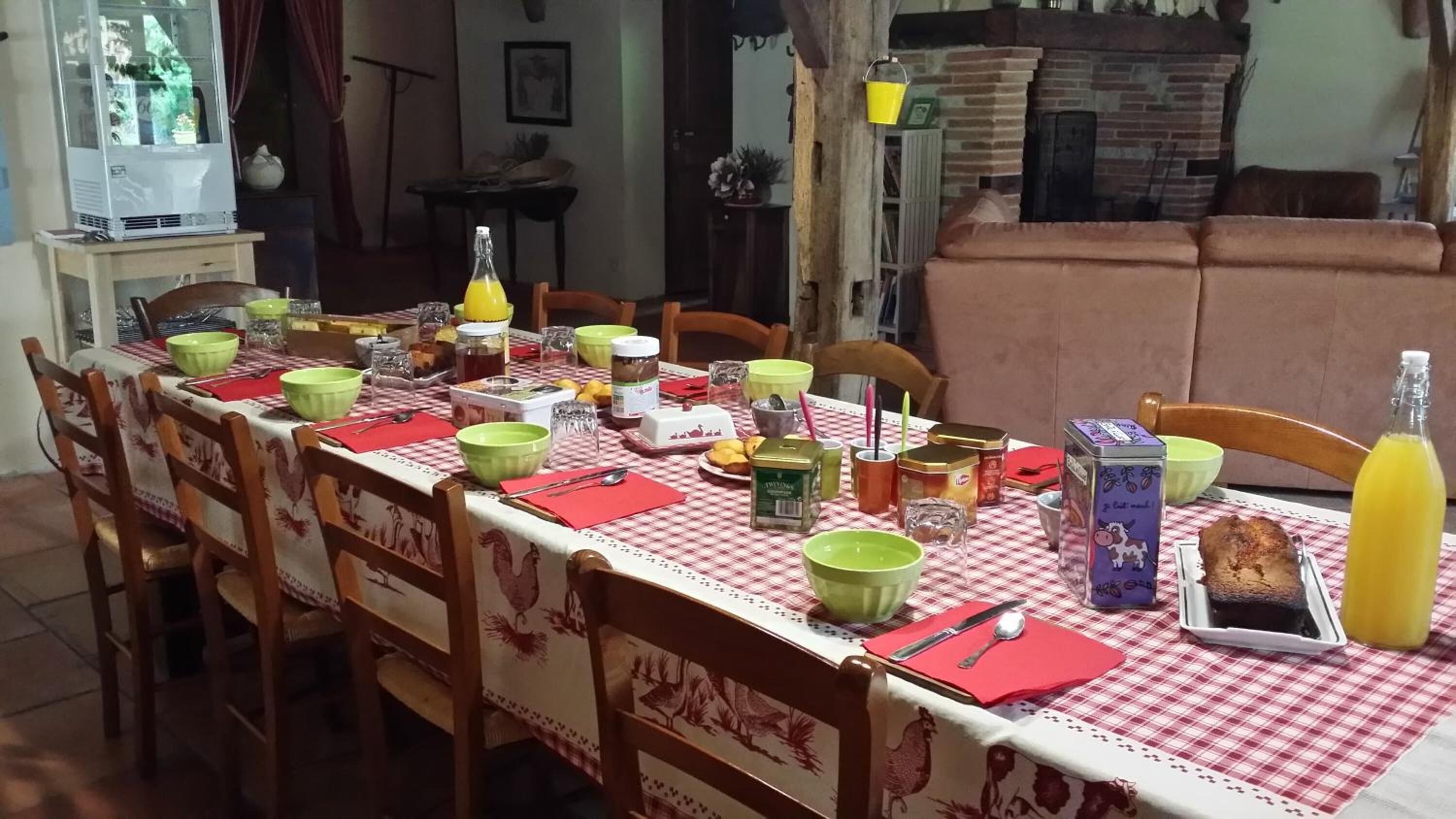 Una mesa de comedor preparada con diferentes platos, bebidas y acompañamientos.