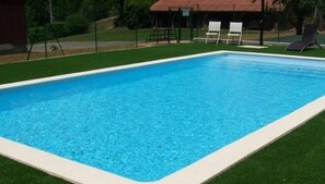 Seasonal outdoor pool, pool umbrellas, pool loungers - Moulin d'Encor (Seysses-Saves)
