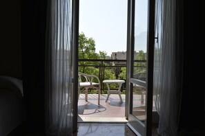 Chambre Triple, salle de bains attenante (Camera 1) | Vue depuis le balcon