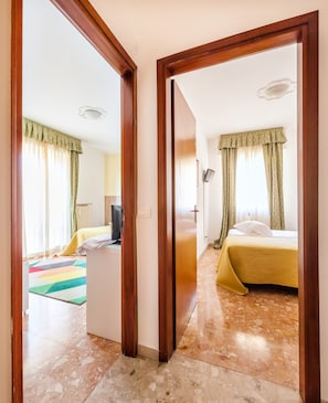 Suite Keluarga, ensuite (Camera 4)