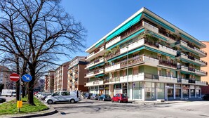 A multi-story building with balconies, a parking lot, and a no entry sign. - B&B Maricla (Verona)