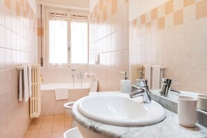 Family Suite, Ensuite (Camera 4)