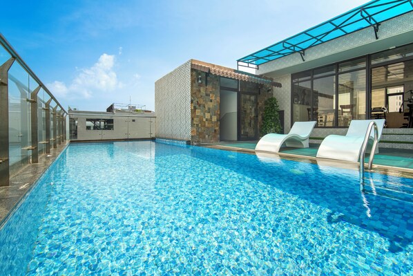 Piscine extérieure, chaises longues