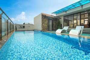 Außenpool, geöffnet von 06:00 Uhr bis 20:00 Uhr, Liegestühle