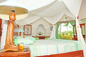 Habitación Confort doble, 1 cama de matrimonio, vistas al mar | Caja fuerte, escritorio, wifi gratis y ropa de cama