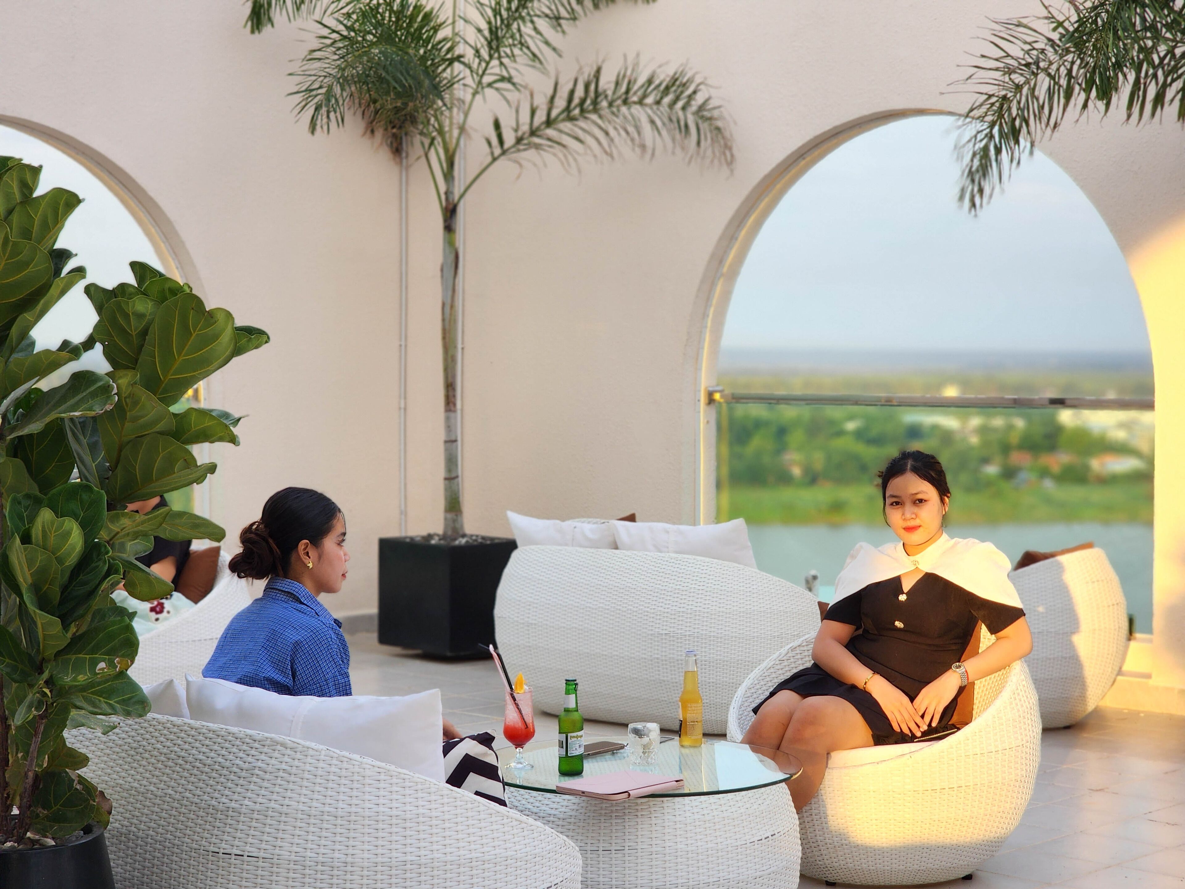 2 bars/lounges, rooftop bar