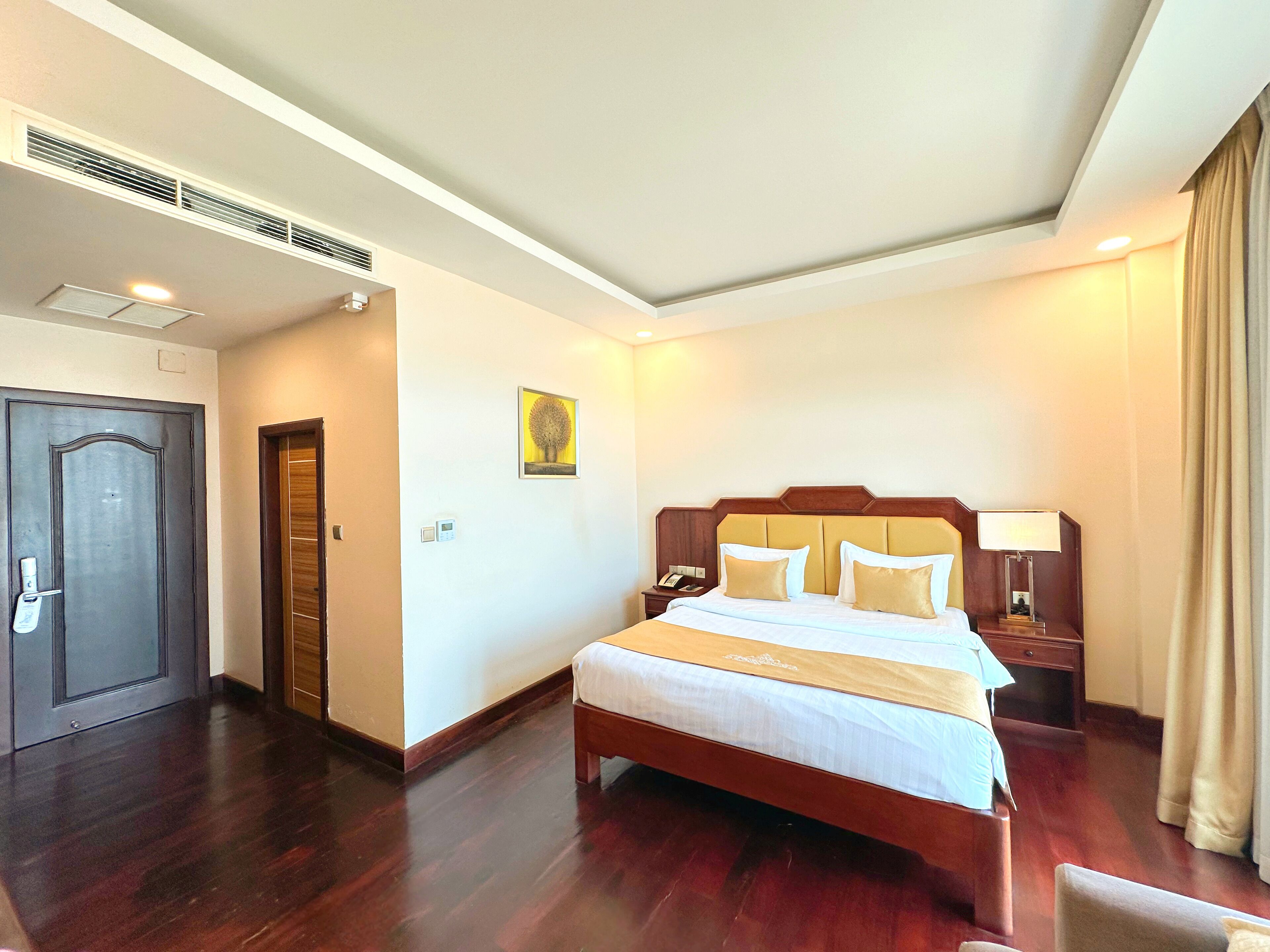 Superior Double Room | Minibar, in-room safe, desk, blackout drapes