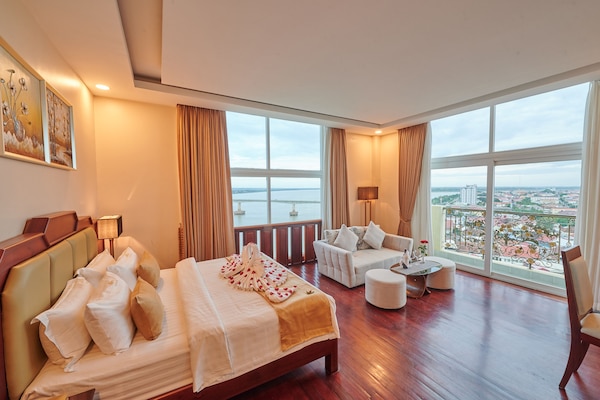 Habitación Deluxe doble | Minibar, caja fuerte, escritorio y cortinas opacas