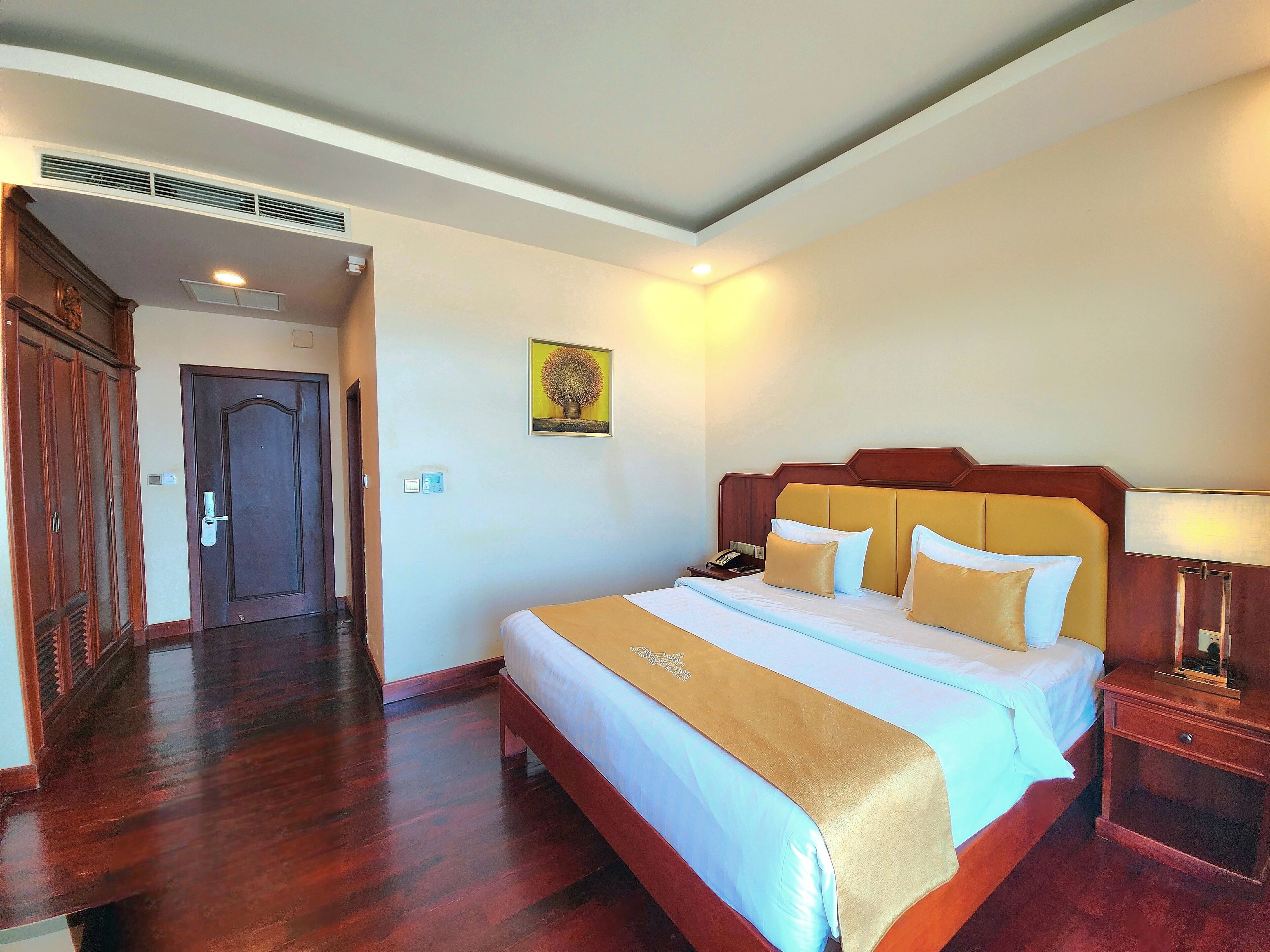 Deluxe Double Room | Minibar, in-room safe, desk, blackout drapes