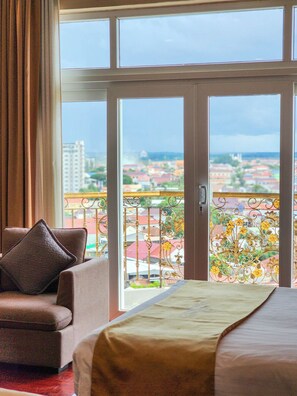 Superior Twin Room | Minibar, in-room safe, desk, blackout drapes