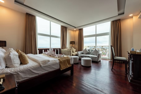 Minibar, caja de seguridad en la habitación y escritorio