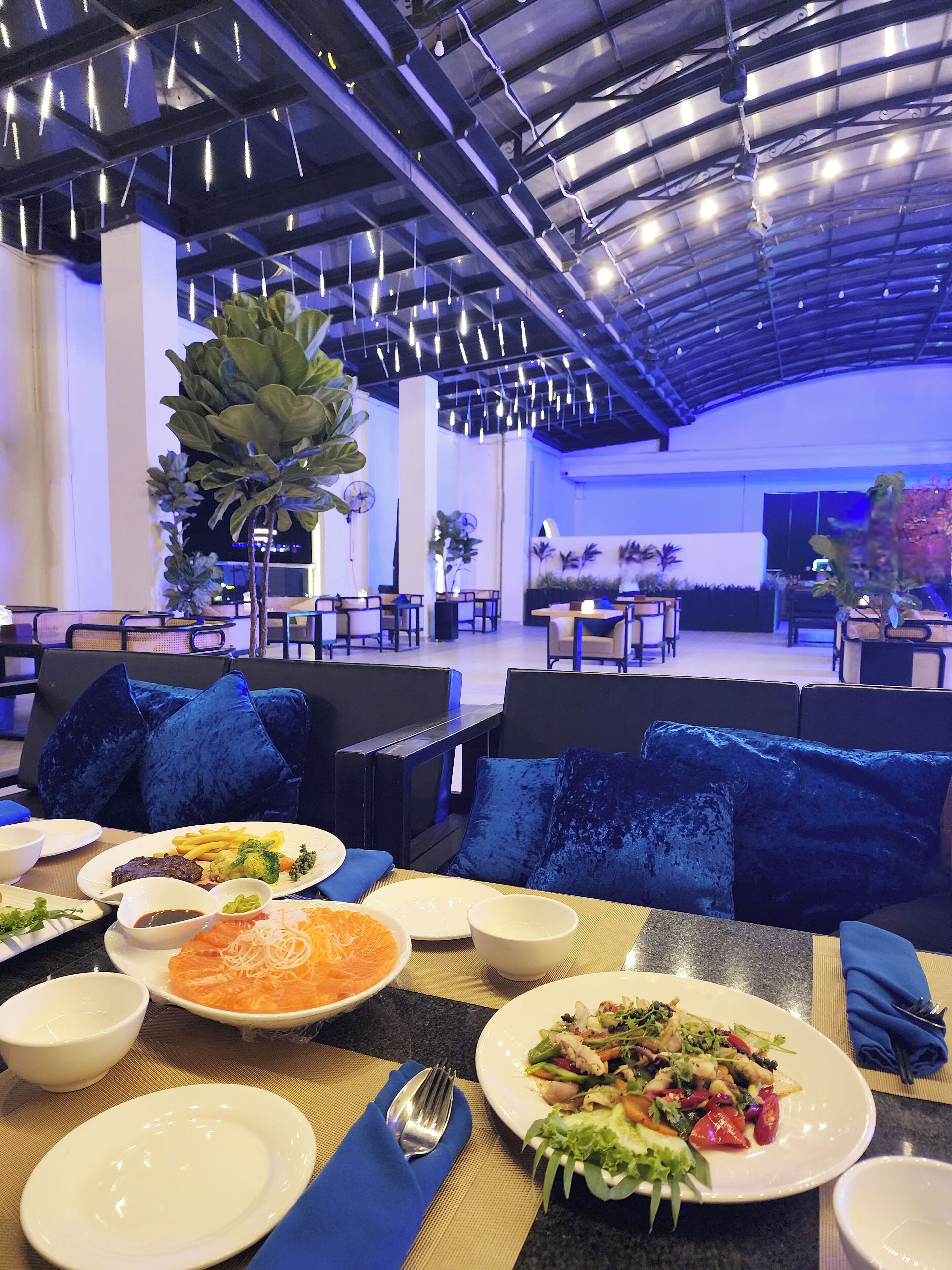 Breakfast, lunch, dinner served; local and international cuisine 