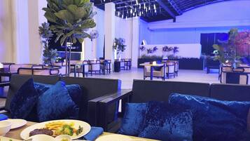 Phục vụ bữa sáng, bữa trưa, bữa tối, món địa phương và quốc tế