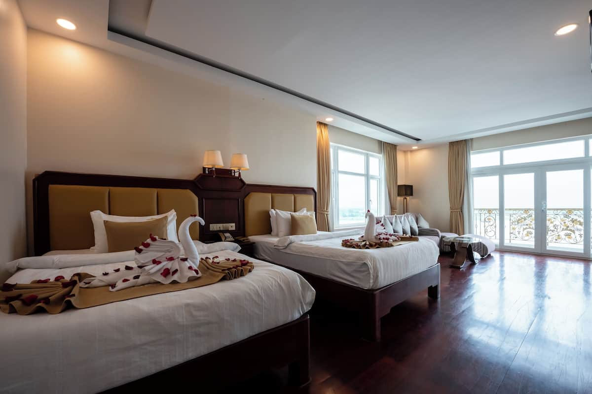 Twin kamer, balkon, uitzicht op rivier (Mekong) | Een minibar, een kluis op de kamer, een bureau, verduisterende gordijnen