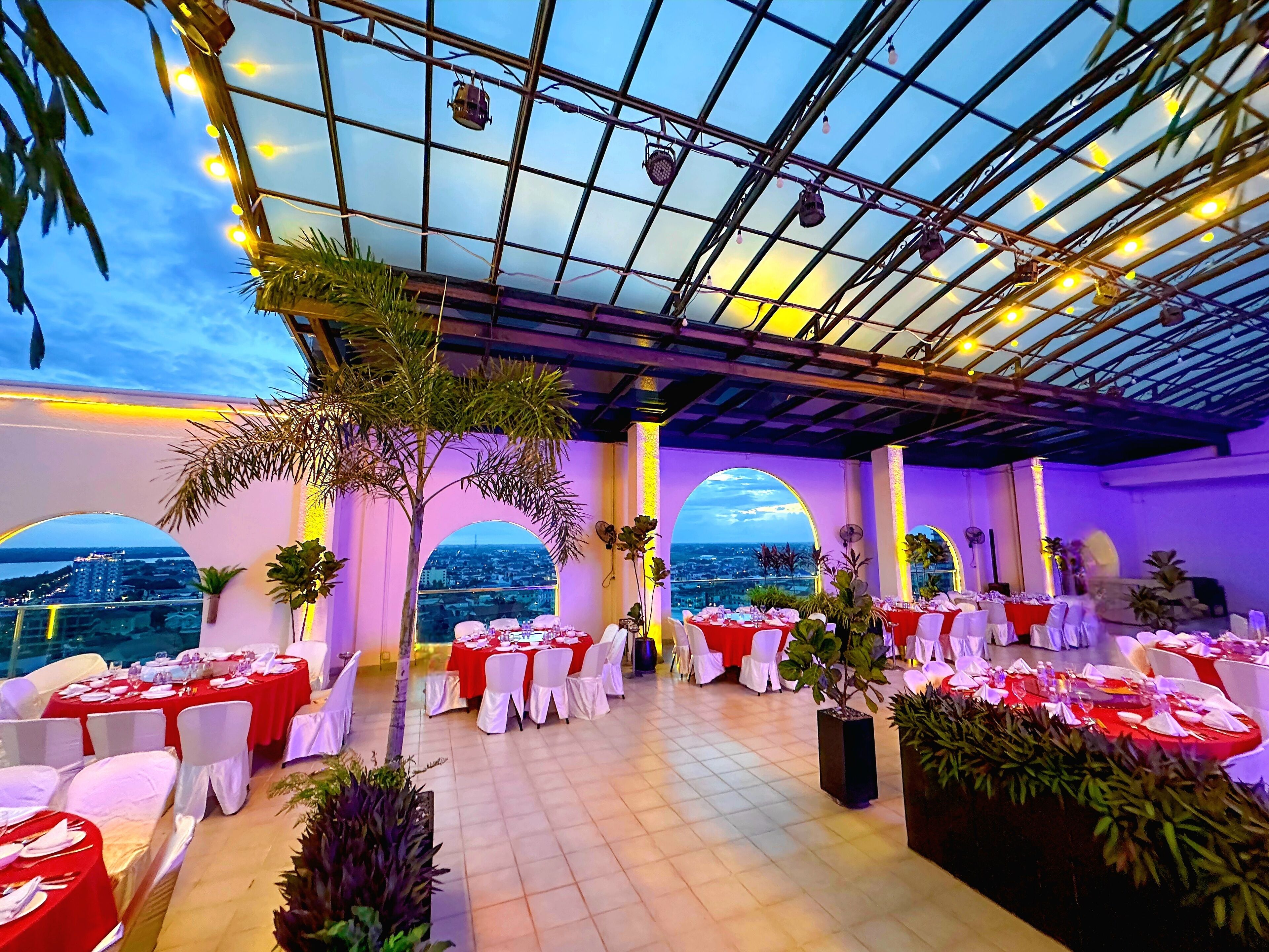 朝食、ランチ、ディナーに営業 (郷土料理と各国料理)