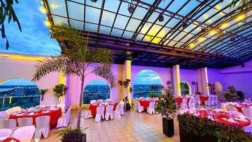 Breakfast, lunch, dinner served; local and international cuisine