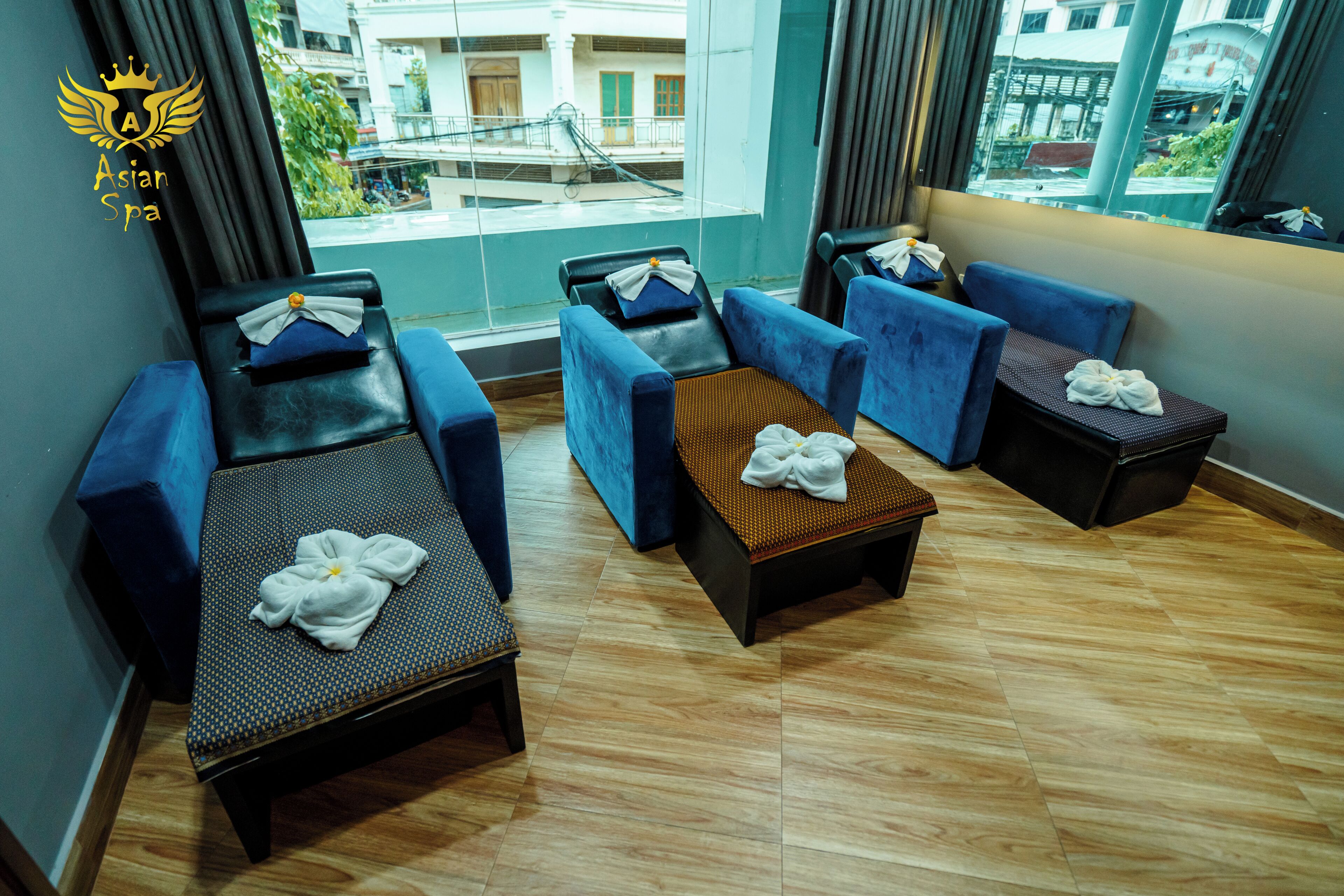 couples treatment room(s), sauna, hot tub, steam room, body treatments