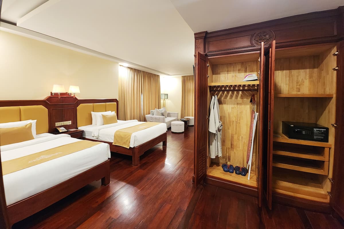 Chambre avec lits jumeaux, balcon, vue fleuve (Mekong)