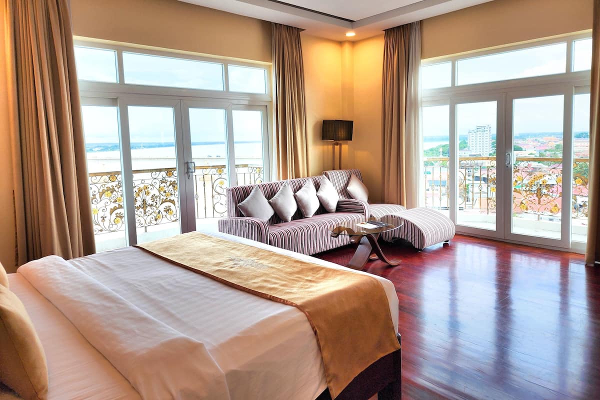 Tweepersoonskamer, balkon, uitzicht op rivier (Mekong) | Een minibar, een kluis op de kamer, een bureau, verduisterende gordijnen