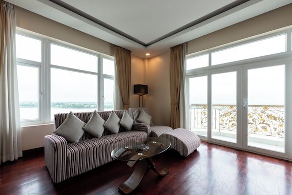 Quarto duplo, sacada, vista para o rio (Mekong) | Frigobar, cofres nos quartos, escrivaninha, cortinas blackout