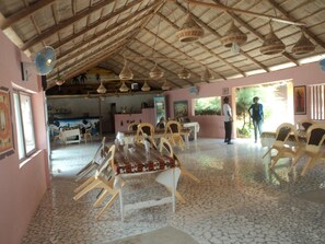 Se sirven desayunos, almuerzos y cenas; cocina local e internacional