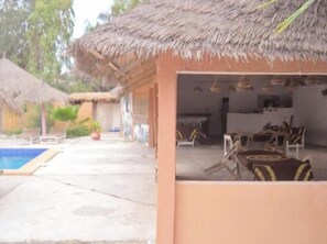 Se sirven desayunos, comidas, cenas y cocina local e internacional 