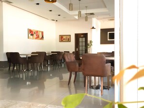 Phục vụ bữa sáng, bữa trưa, bữa tối, món địa phương và quốc tế 