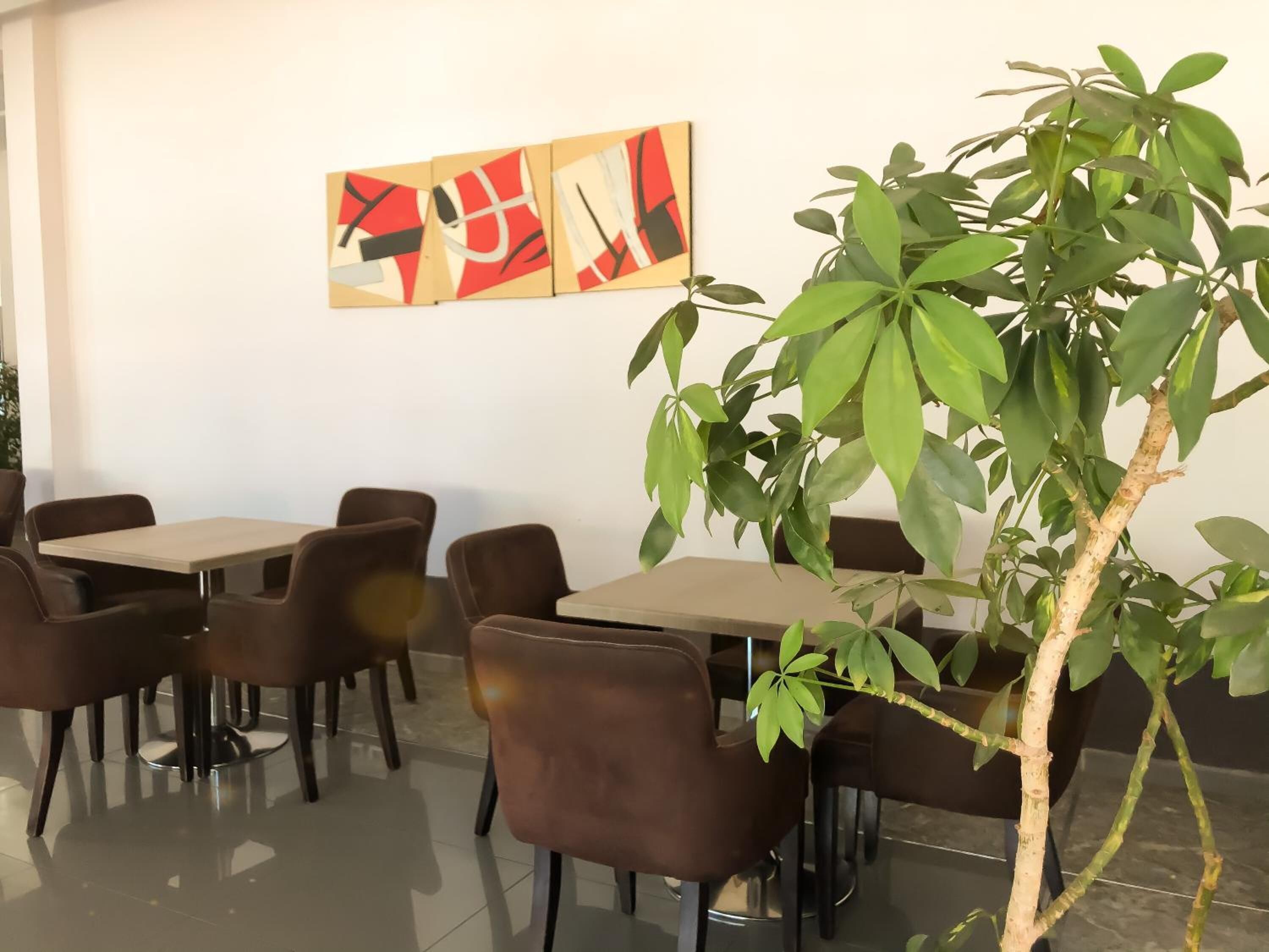 Breakfast, lunch, dinner served; local and international cuisine 