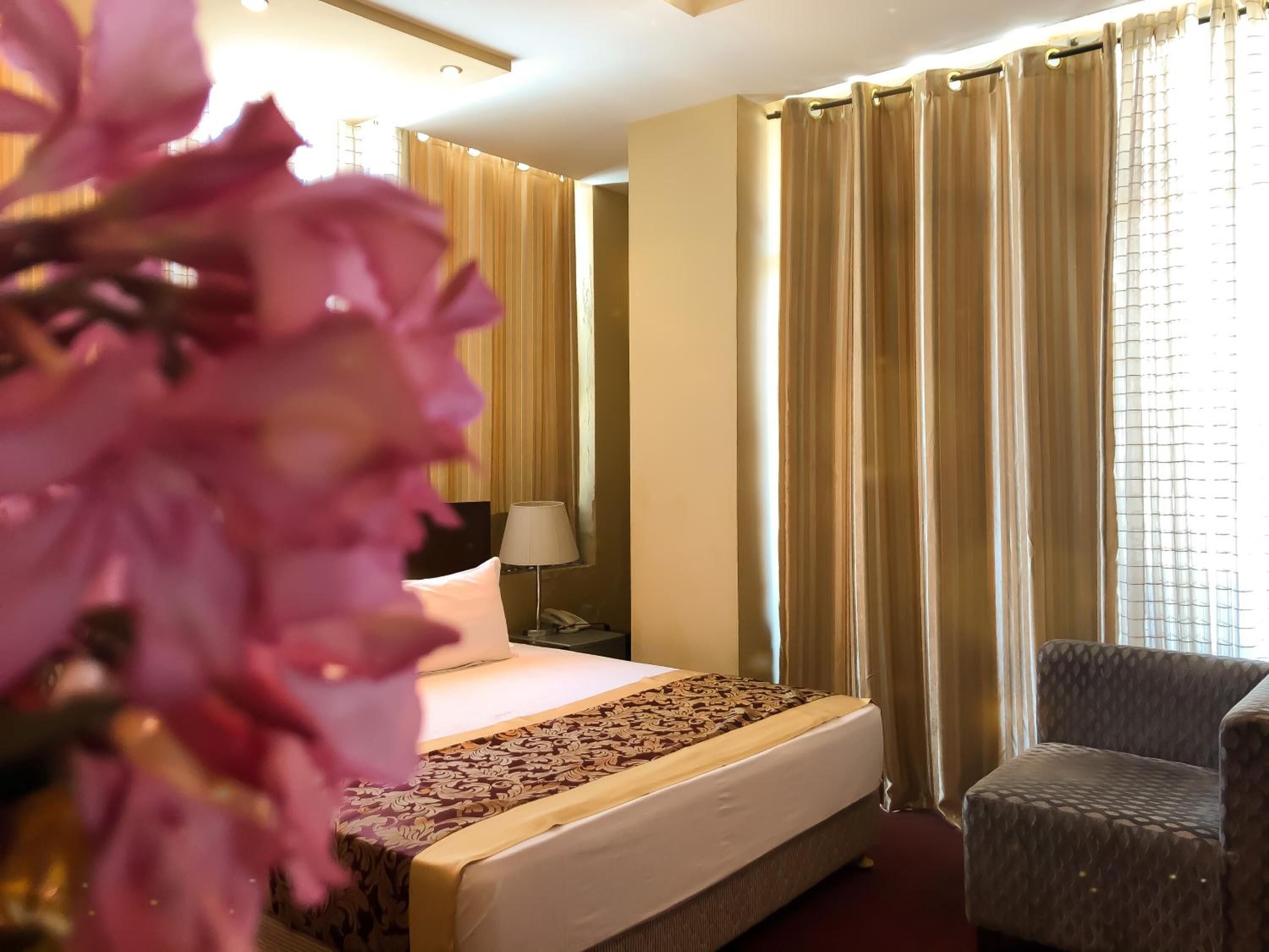 มินิบาร์, โต๊ะทำงาน, ห้องเก็บเสียง, เตารีด/โต๊ะรีดผ้า