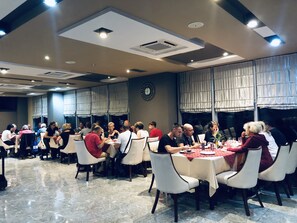 S'hi serveixen esmorzars, dinars i sopars 