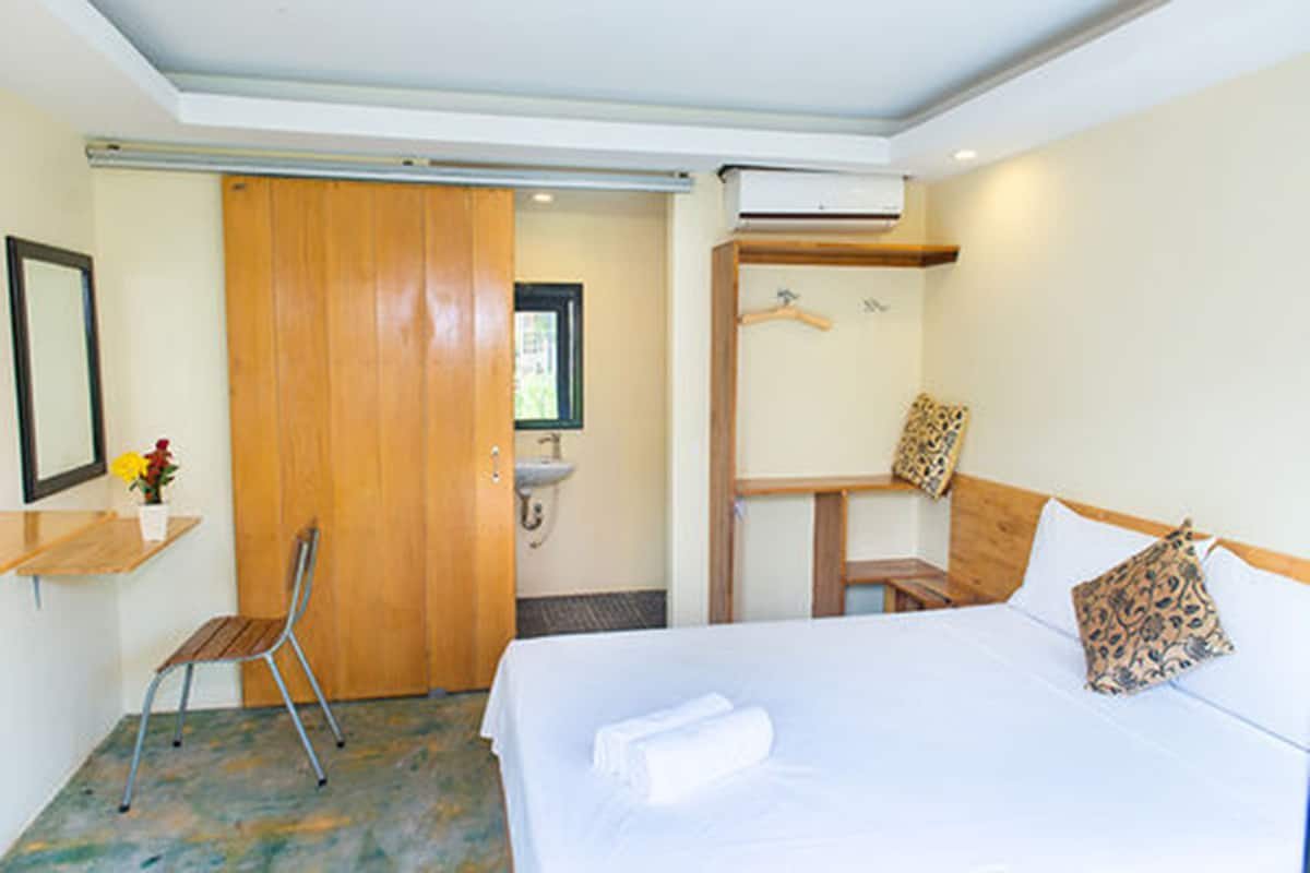 Deluxe Double Room (free pickup) | Desk, blackout drapes, WiFi (free)