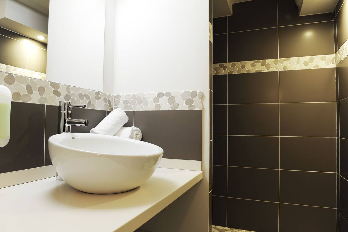 classic single room | bathroom shower