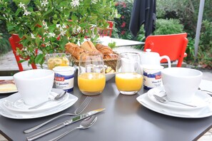 Se ofrece un desayuno continental (10.00 EUR por persona)