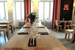 Serveert ontbijt, lunch, Baskische gerechten, uitzicht op de tuin