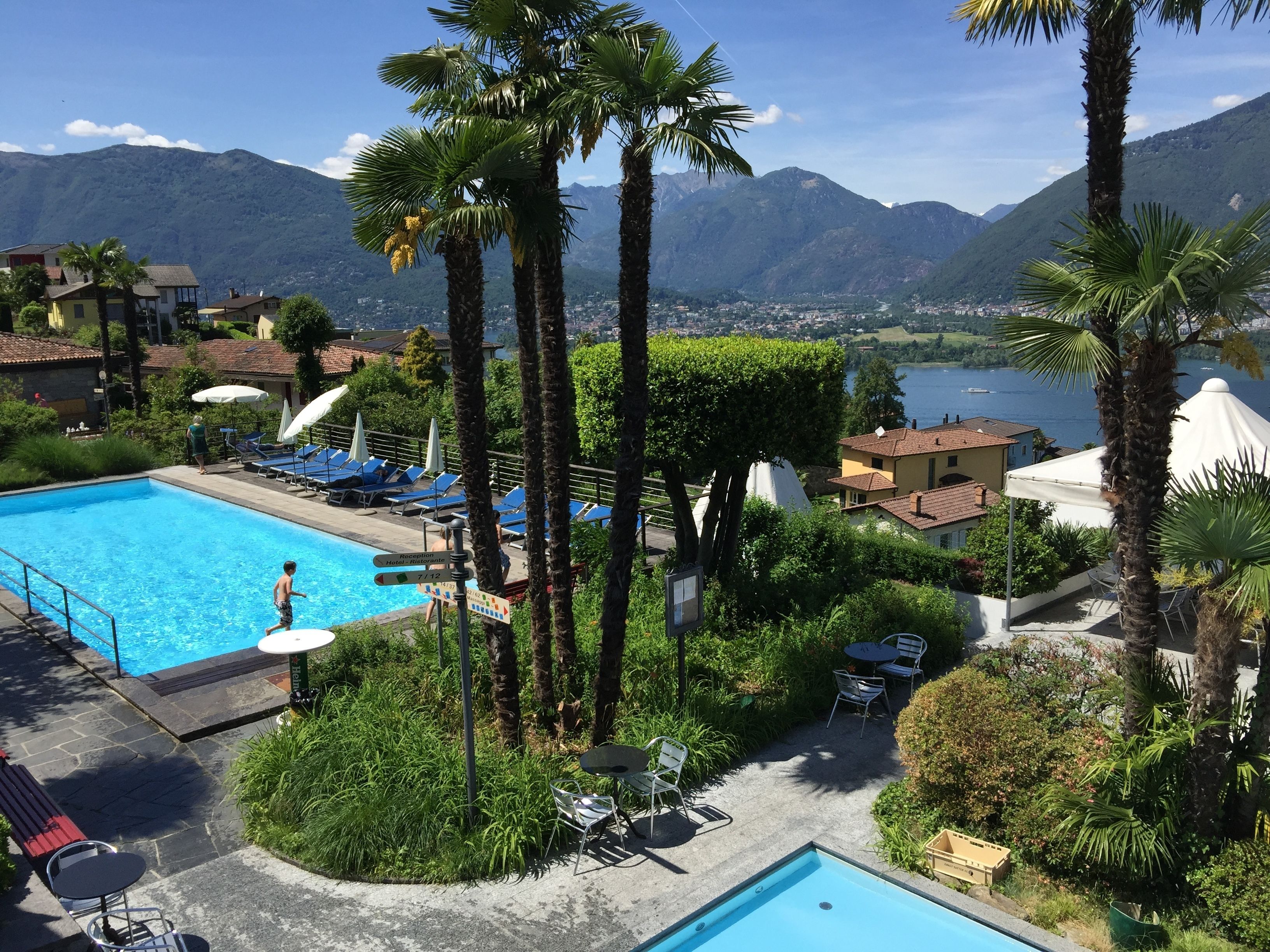 Piscina stagionale all'aperto, ombrelloni da piscina, lettini