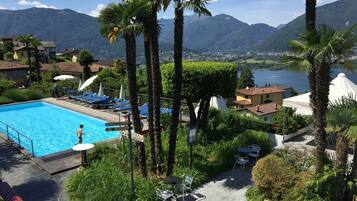 Piscina stagionale all'aperto, ombrelloni da piscina, lettini