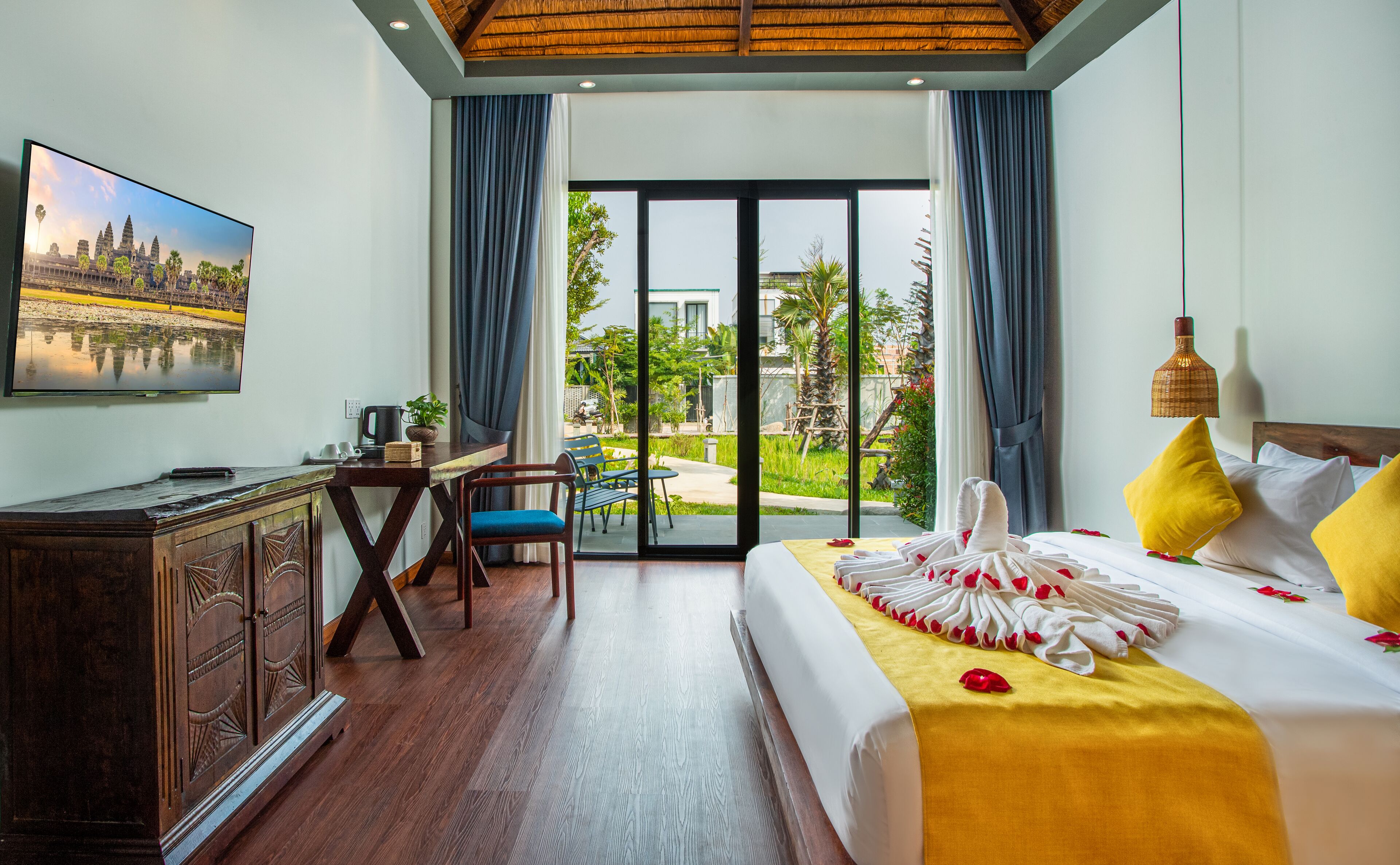 premier suite, balcony | 1 bedroom, minibar, in-room safe, individually decorated