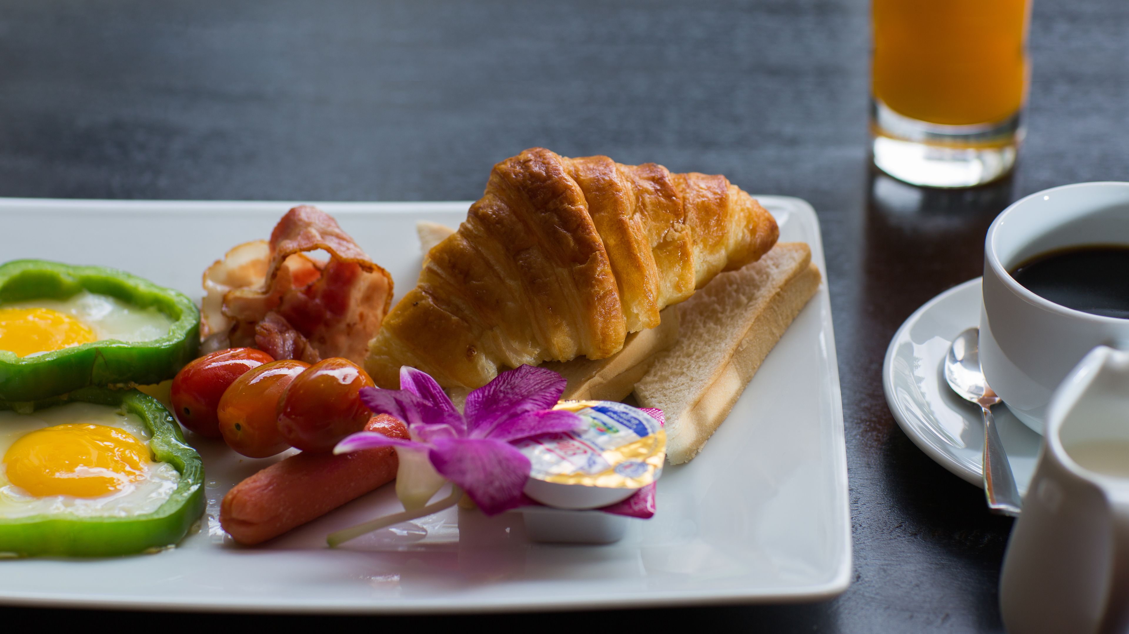 free daily cooked-to-order breakfast