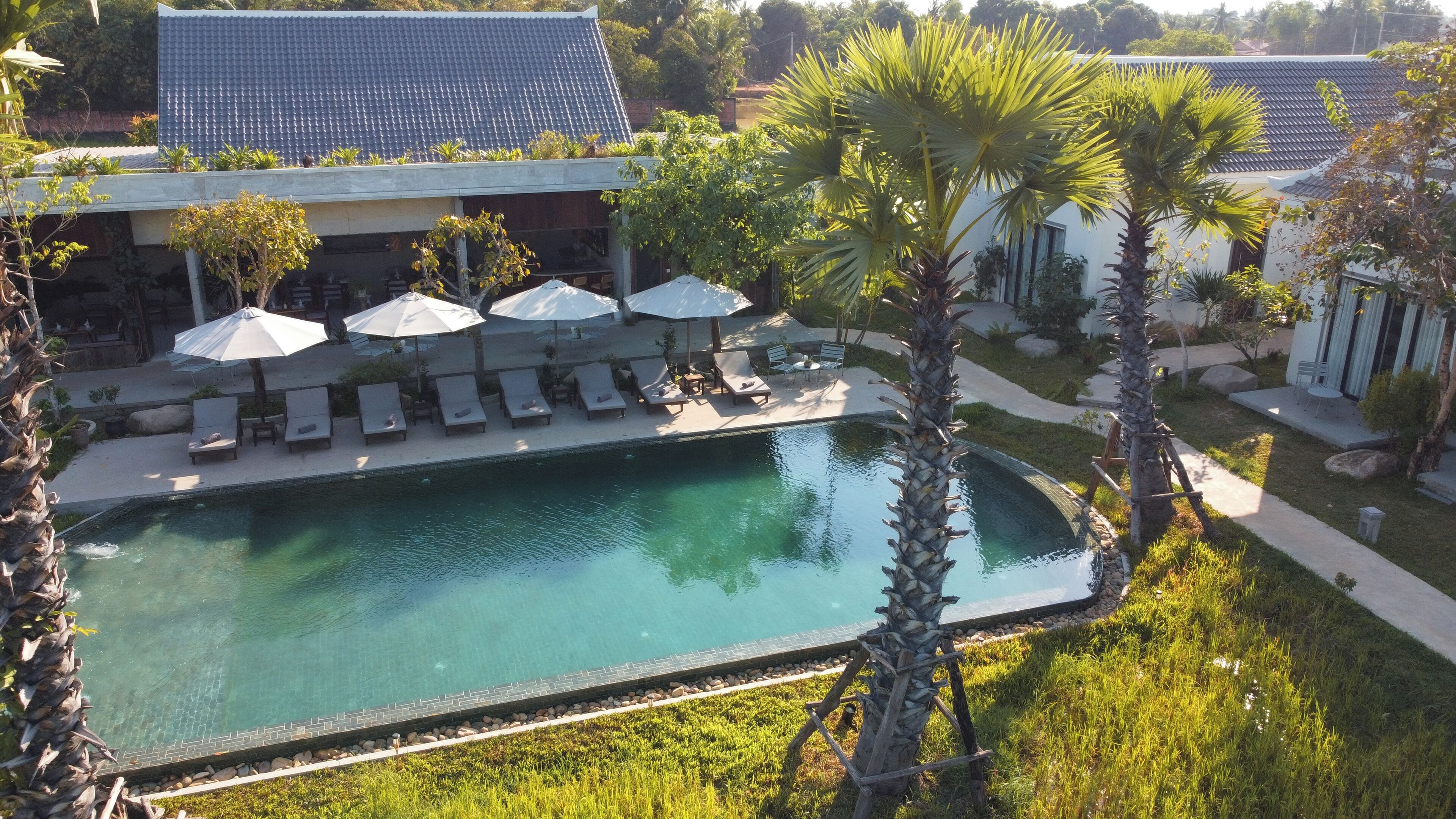 室外游泳池，池畔遮阳伞