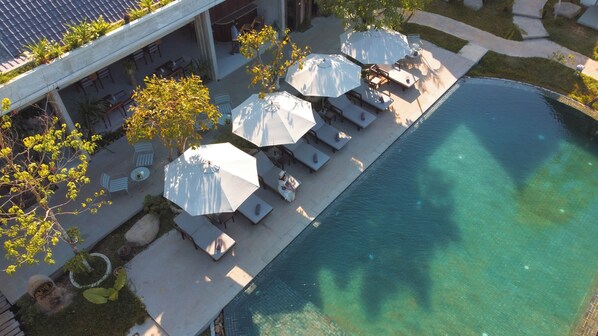 Piscine extérieure, parasols de plage