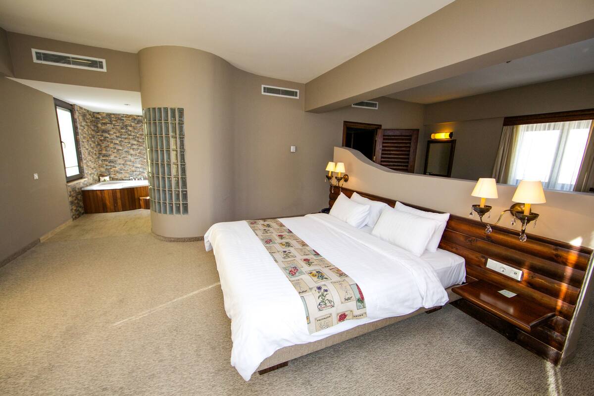 Phòng Suite, quang cảnh núi (VIP) | Minibar, két bảo mật tại phòng, bàn, phòng cách âm