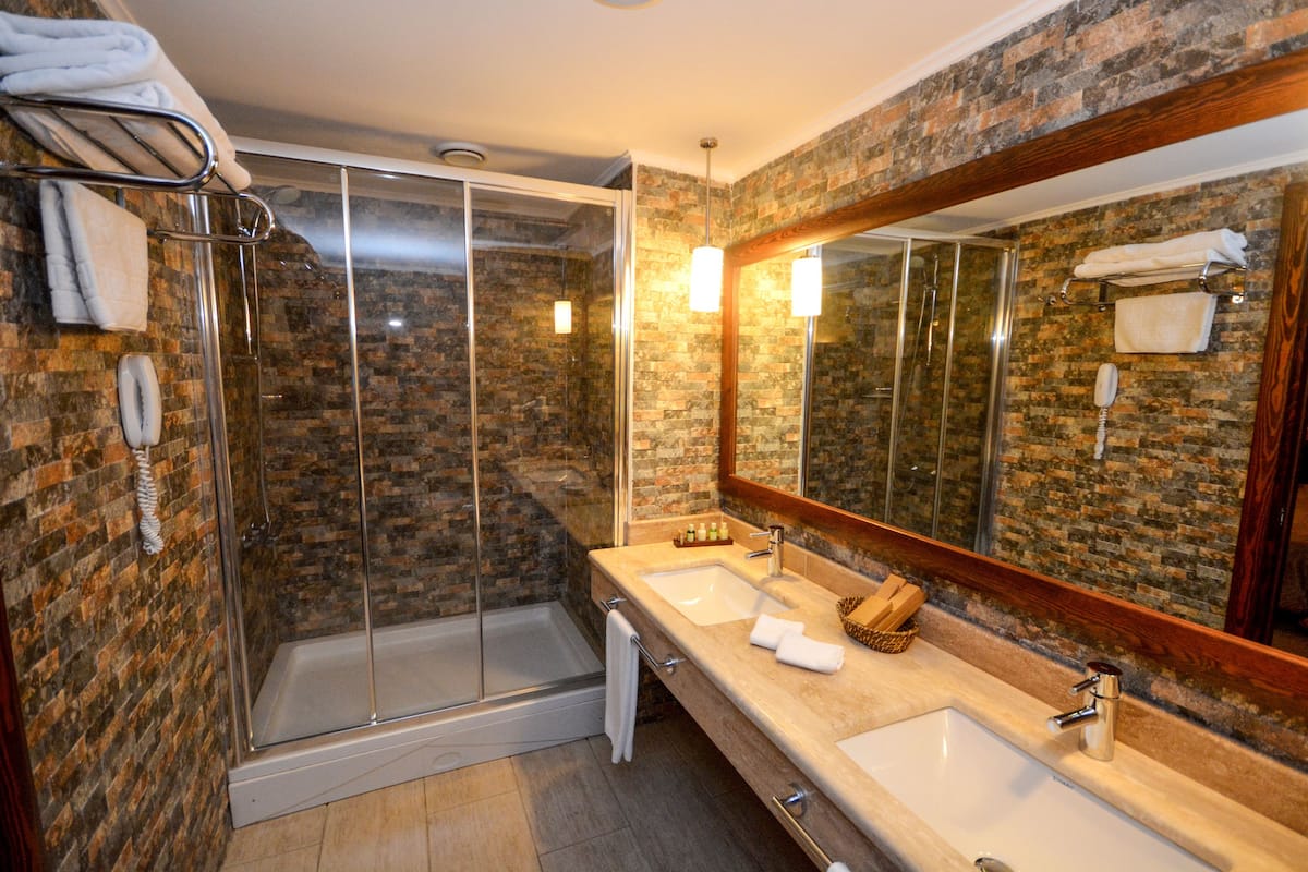 honeymoon suite, balcony, mountain view | bathroom | free toiletries, hair dryer, bathrobes, slippers